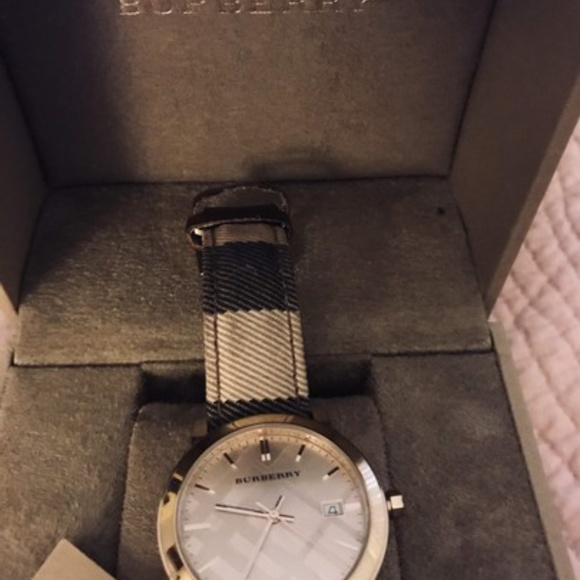 Classic Burberry Unisex Gold Watch - Picture 2 of 8